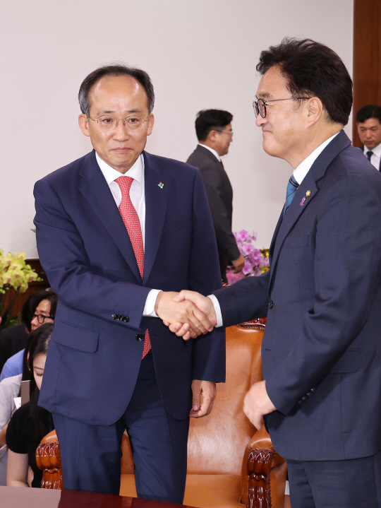 추경호 국민의힘 원내대표(왼쪽)와 우원식 국회의장이 10일 오후 회동하기에 앞서 악수를 하고 있다.<연합뉴스>